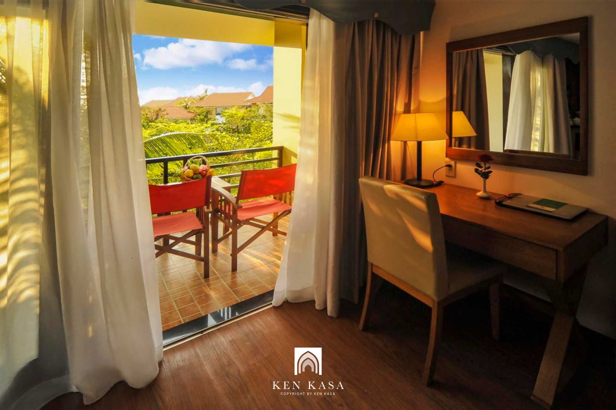 Ban c&ocirc;ng tại ph&ograve;ng Premium Deluxe Garden